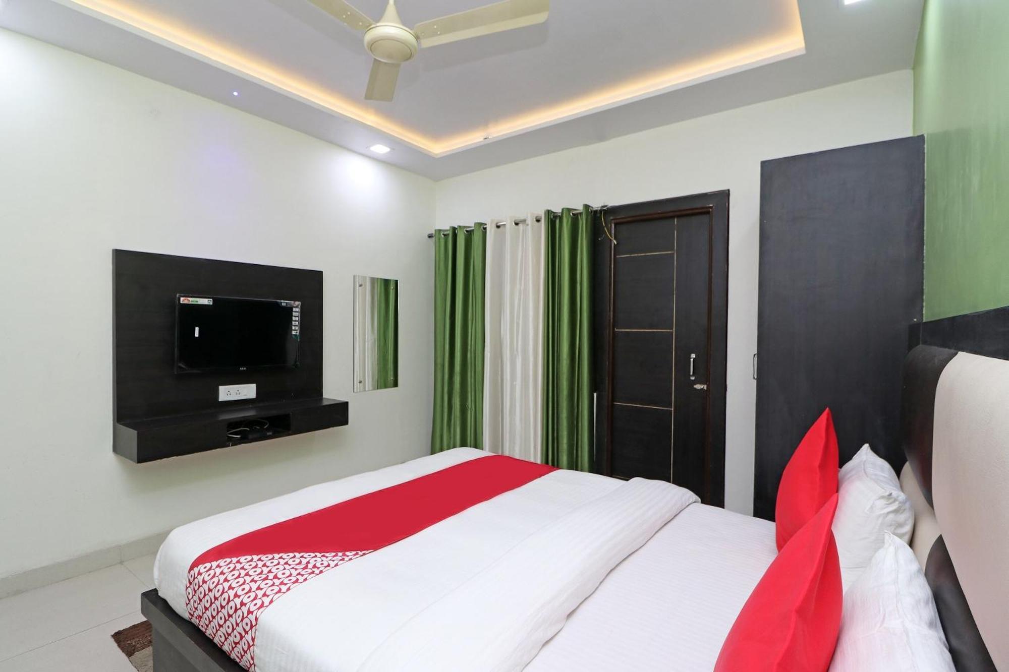 Oyo Hotel The Orient Tree Агра Екстериор снимка