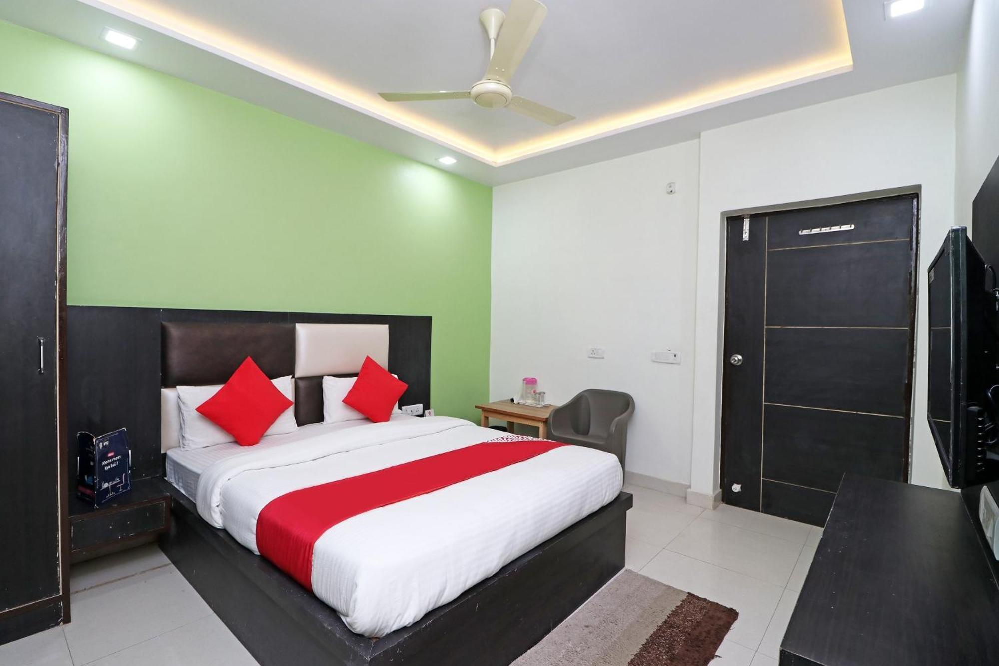 Oyo Hotel The Orient Tree Агра Екстериор снимка