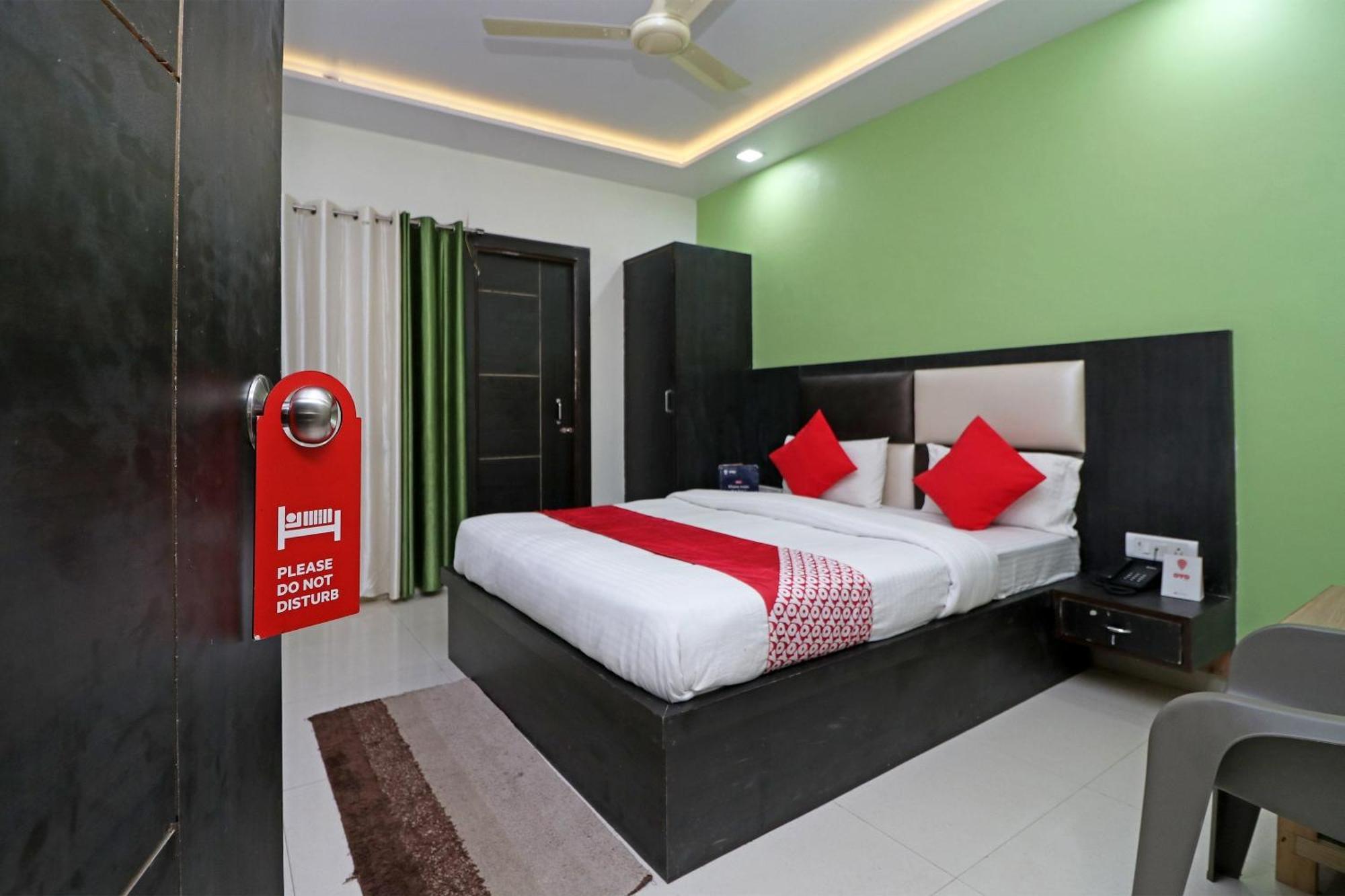 Oyo Hotel The Orient Tree Агра Екстериор снимка